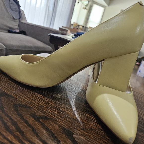 So cute for Easter Nine west leather pumps. Thick heal. Super cute! Bin10 - Picture 1 of 7